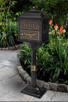Gaines Classic Victorian Pedestal Locking Mailbox