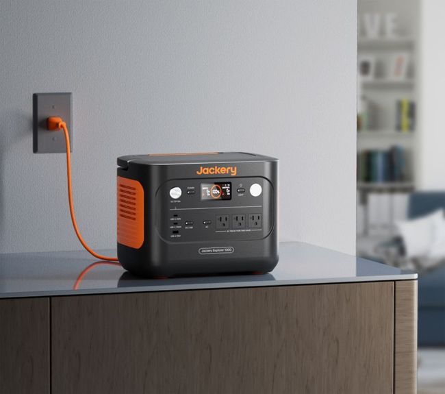 Jackery Explorer 1000 v2 Solar Generator with SolarSaga 200W Solar Panel